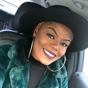 Meet your Posher, Derrielle